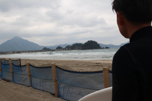 春の日本海シーズンまだまだ海水冷たく肌寒い日本海