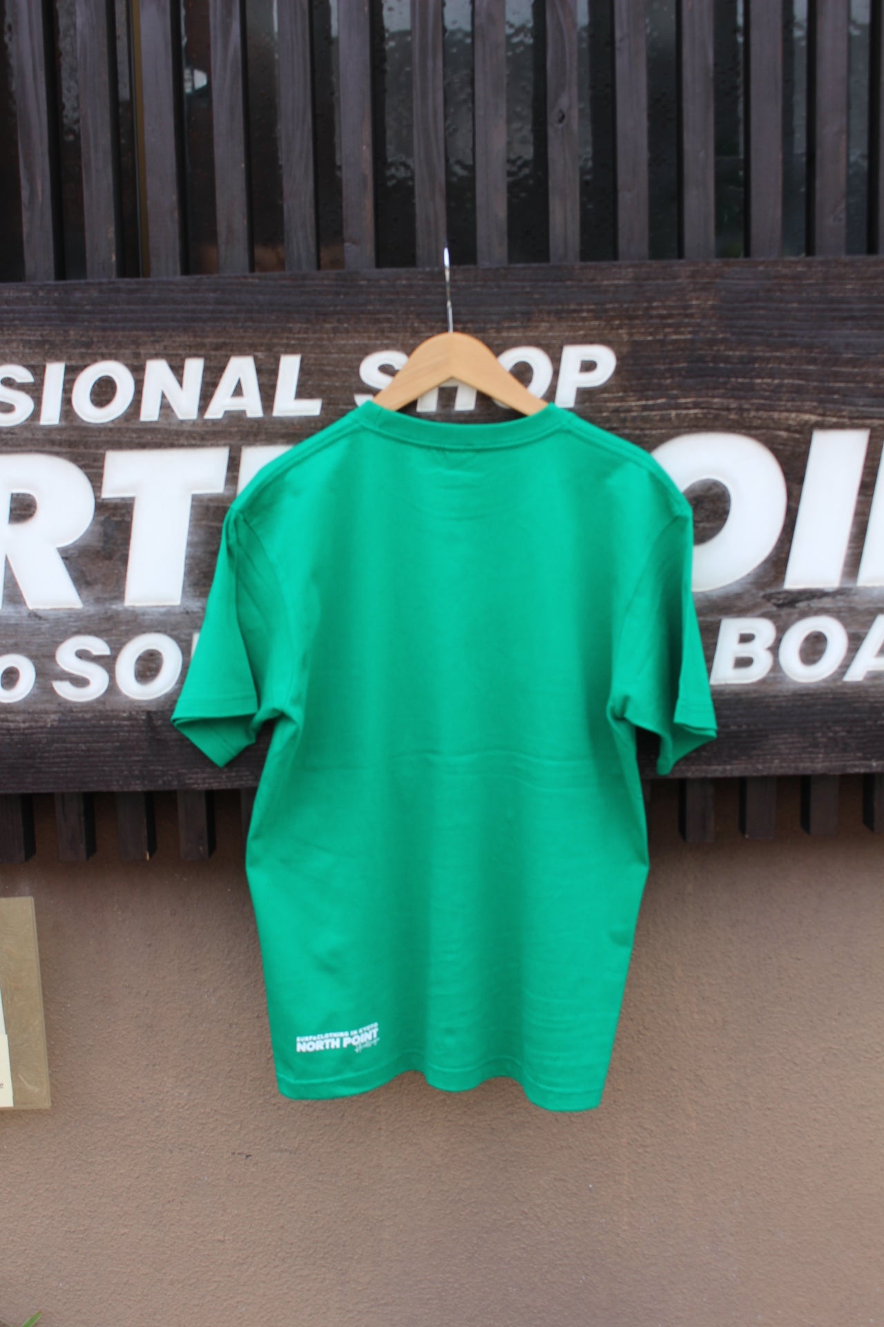 NP缶グリーンTシャツ