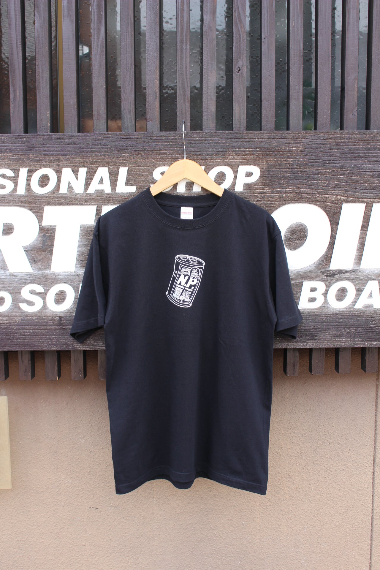 NP缶ブラックTシャツ