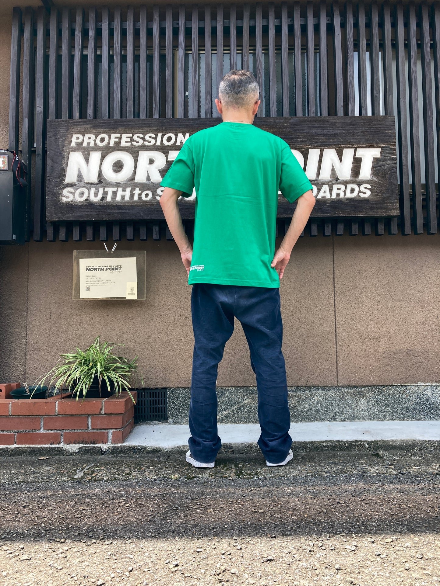NP缶グリーンTシャツ
