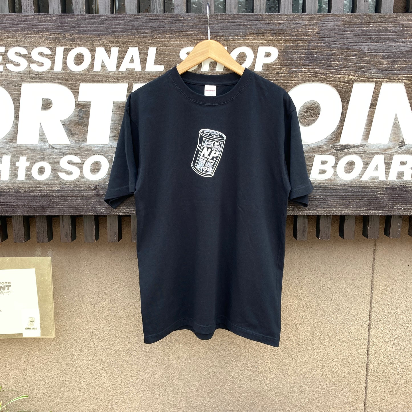 NP缶ブラックTシャツ